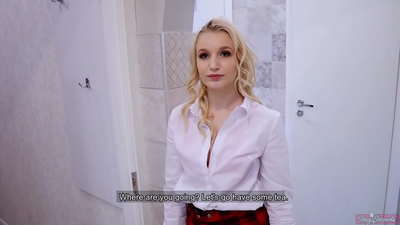 Khiêu dâm kiêm bên trong